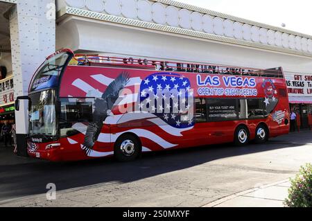 Las Vegas, Nevada, États-Unis, Amérique du Nord, bus à impériale à toit ouvert pour visiter Las Vegas avec un design patriotique du drapeau américain et un aigle Banque D'Images