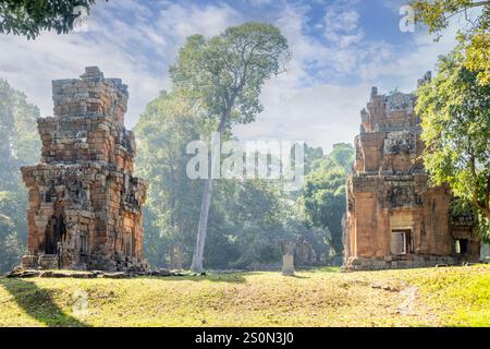 Tours en ruines de l'ancien temple Prasat Suor Prat debout dans les jungles,, Angkor Thom Archaeological Park, Siem Reap, Cambodge Banque D'Images