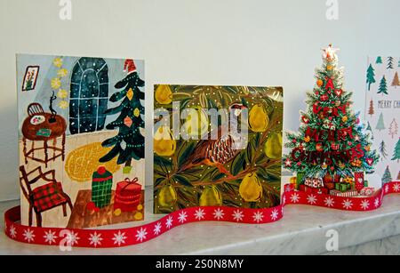 Cartes de Noël sur cheminée en marbre gris avec ruban de Noël rouge. Banque D'Images