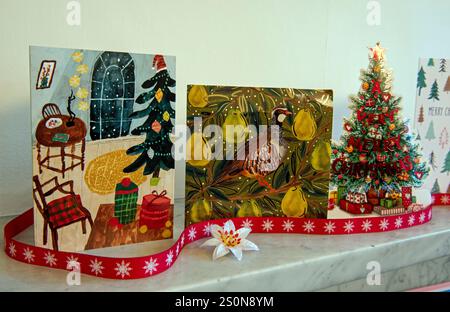 Cartes de Noël sur cheminée en marbre gris avec ruban de Noël rouge. Banque D'Images