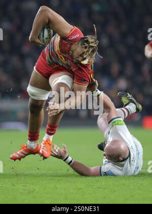 Twickenham, Londres, Royaume-Uni. 28 décembre 2024. Twickenham, Londres, Angleterre, décembre 28 2024 : Chandler Cunningham-South (20 Harlequins) est attaqué par Dan Cole (18 Leicester Tigers) lors du match de rugby Gallagher Premiership entre les Harlequins Men et les Leicester Tigers Men à l'Allianz Stadium de Twickenham, Londres, Angleterre. (Jay Patel/SPP) crédit : photo de presse sportive SPP. /Alamy Live News Banque D'Images