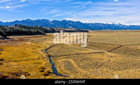 Paysage de montagne pittoresque avec prairies, ruisseaux et clôtures sous un ciel clair, Stanley, Idaho Banque D'Images