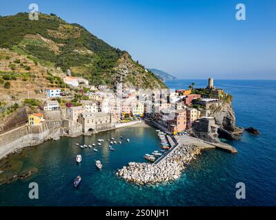 Vernazza en Ligurie, Italie, Europe. Vue panoramique panoramique aérienne panoramique de la ville dans les légendaires Cinque Terre. Banque D'Images