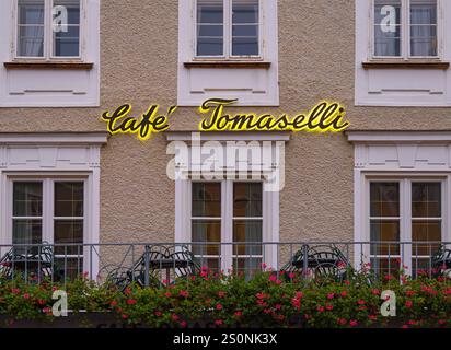 Salzbourg, Autriche - 24 octobre 2024 : Café Tomaselli est l'un des cafés les plus historiques et célèbres de Salzbourg, en Autriche. Banque D'Images