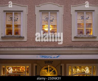 Salzbourg, Autriche - 24 octobre 2024 : Konditorei Furst est une pâtisserie et confiserie renommée située à Salzbourg, en Autriche. Banque D'Images