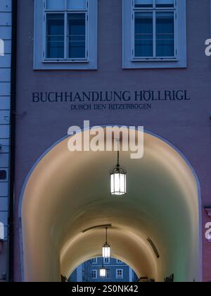 Salzbourg, Autriche - 24 octobre 2024 : Buchhandlung Hollrigl est l'une des librairies les plus anciennes et les plus estimées de Salzbourg Banque D'Images