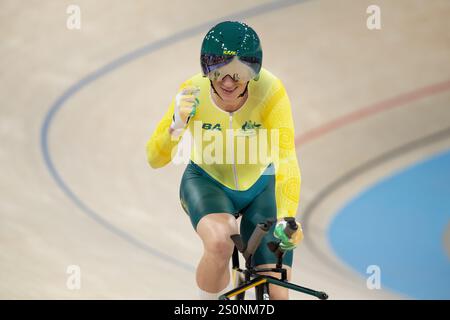 Korey Boddington, de l'Australie, célèbre sa médaille d'or dans le contre-la-montre masculin C 4-5 kilomètres aux Jeux paralympiques de Paris 2024. Banque D'Images