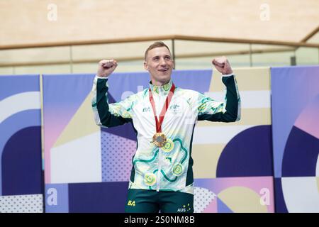 L'australien Korey Boddington célèbre sa médaille d'or au contre-la-montre masculin C 4-5 kilomètres aux Jeux paralympiques de Paris 2024. Banque D'Images