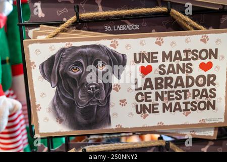 Strasbourg, France - 6 décembre 2024 : boutique de cadeaux vendant une enseigne de chien Black Labrador Retriever - une maison n'est pas une maison sans laboratoire Banque D'Images