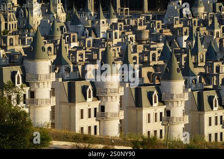 BOLU, TURKIYE - 18 JUILLET 2024 : Burj Al Babas a abandonné des villas dans la ville de Mudurnu Banque D'Images