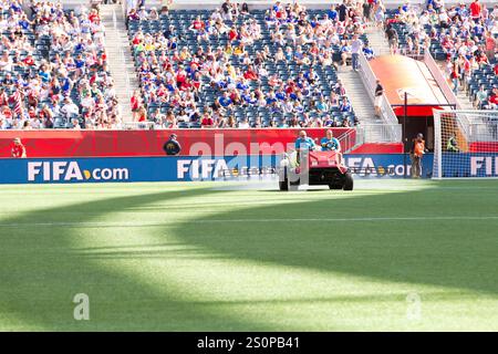 WINNIPEG, CANADA - 12 JUIN : la surface de jeu en gazon artificiel est traitée pour un match du Groupe d de la Coupe du monde féminine de la FIFA entre l'Australie et le Nigeria le 12 juin 2015 au stade de Winnipeg, au Canada. Usage éditorial exclusif. Utilisation commerciale interdite. (Photographie de Jonathan Paul Larsen / Diadem images) Banque D'Images