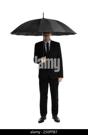 Homme en costume avec parapluie noir sur fond blanc Banque D'Images