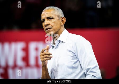 L'ancien président Barack Obama prend la parole lors d'un rassemblement lors de la campagne présidentielle de 2024. Banque D'Images