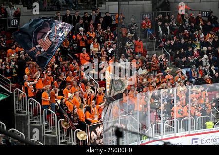 Eishockey DEL - 24/25 - 31. Spieltag : Düsseldorfer EG vs Grizzlys Wolfsburg am 28.12.2024 im PSD Bank Dome in Düsseldorf Beste Stimmung im Gästeblock Foto : osnapix Banque D'Images