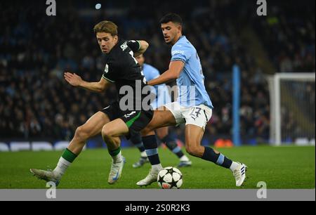 Gijs Smal, Matheus Nunes en action lors du match de groupes de l'UEFA 2024 Champions League entre Manchester City et Feyenoord, City of Manchester Stadium, 26 novembre 2024 avec : Gijs Smal, Matheus Nunes où : Manchester, Royaume-Uni quand : 26 Nov 2024 crédit : Anthony Stanley/WENN Banque D'Images