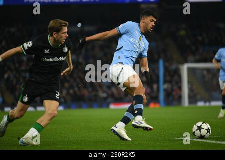 Gijs Smal, Matheus Nunes en action lors du match de groupes de l'UEFA 2024 Champions League entre Manchester City et Feyenoord, City of Manchester Stadium, 26 novembre 2024 avec : Gijs Smal, Matheus Nunes où : Manchester, Royaume-Uni quand : 26 Nov 2024 crédit : Anthony Stanley/WENN Banque D'Images