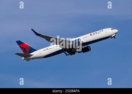 Sky Harbor International Airport 12-28-2024 Phoenix, AZ États-Unis Delta Airlines Boeing 767-300 N1603 départ de 7L à Sky Harbor Intl. Aéroport. Banque D'Images
