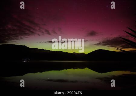 Aurora australis au lac Haupiri, côte ouest, Nouvelle-Zélande à 21h51, le 11 mai 2024 Banque D'Images