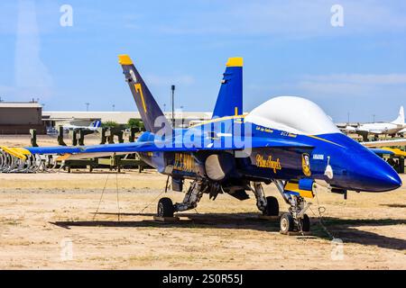 Un avion de chasse bleu et jaune avec le numéro 7 sur la queue. L'avion est stationné sur la piste Banque D'Images