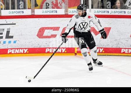 Eishockey DEL - 24/25 - 31. Spieltag : Düsseldorfer EG vs Grizzlys Wolfsburg AM 28.12.2024 im PSD Bank Dome in Düsseldorf Wolfsburgs Ryan Button (Nr.55) Foto : osnapix Banque D'Images