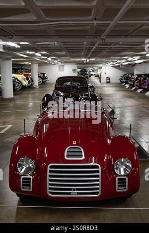 La première Ferrari, la 125 S, a fait ses débuts en 1947 et était propulsée par un moteur V12 de 1,5 litres conçu par Gioachino Colombo. Il a marqué le début de Banque D'Images