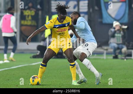 Rome, Italie. 28 décembre 2024. Odilon Kossounou d'Atalanta (G) Nuno Tavares de SS Lazio (d) vu en action lors du match de Serie A entre Lazio et Atalanta au stade olympique. Score final ; Lazio 1:1 Atalanta. (Photo de Mattia Vian/SOPA image/SIPA USA) crédit : SIPA USA/Alamy Live News Banque D'Images