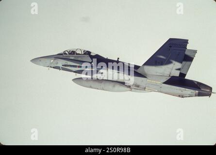 Photo aérienne du CF-18 Hornet canadien en route vers la zone d'entraînement militaire pour un entraînement au combat aérien dissemblable (DACT) contre les F-16 du MT ANG, Great Falls IAP, MT. Banque D'Images