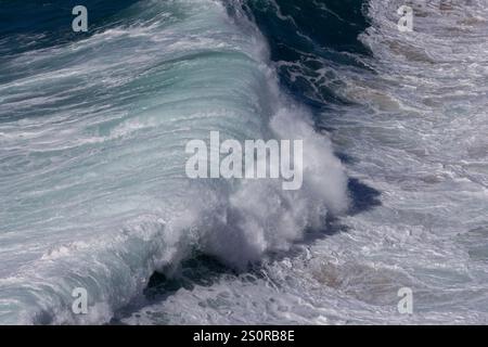 Vague de rupture le long de la côte à Praia do Norte (North Beach) vu depuis Fort de São Miguel Arcanjo, Nazaré, Portugal Banque D'Images