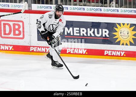 Eishockey DEL - 24/25 - 31. Spieltag : Düsseldorfer EG vs Grizzlys Wolfsburg AM 28.12.2024 im PSD Bank Dome in Düsseldorf Wolfsburgs Gerrit Fauser (Nr.23) Foto : osnapix Banque D'Images