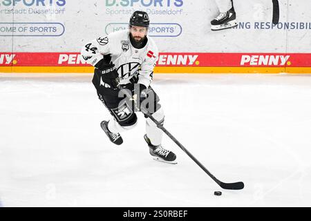 Eishockey DEL - 24/25 - 31. Spieltag : Düsseldorfer EG vs Grizzlys Wolfsburg AM 28.12.2024 im PSD Bank Dome in Düsseldorf Wolfsburgs Julian Melchiori (Nr.44) Foto : osnapix Banque D'Images