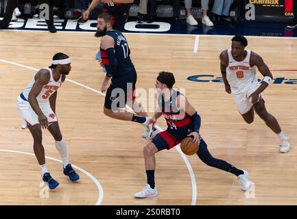 Washington, États-Unis. 28 décembre 2024. WASHINGTON, DC - DÉCEMBRE 28 : Precious Achiuwa (5 ans) défend contre Corey Kispert (24 ans) lors d'un match NBA entre les Wizards de Washington et les Knicks de New York, le 28 décembre 2024, à Capital One Arena, à Washington, DC. Crédit : Sipa USA/Alamy Live News Banque D'Images