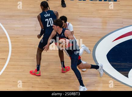 Washington, États-Unis. 28 décembre 2024. WASHINGTON, DC - DÉCEMBRE 28 : Corey Kispert (24 ans), attaquant des Wizards de Washington, dribble sur le terrain lors d'un match NBA entre les Wizards de Washington et les Knicks de New York, le 28 décembre 2024 au Capital One Arena, à Washington, DC. Crédit : Sipa USA/Alamy Live News Banque D'Images