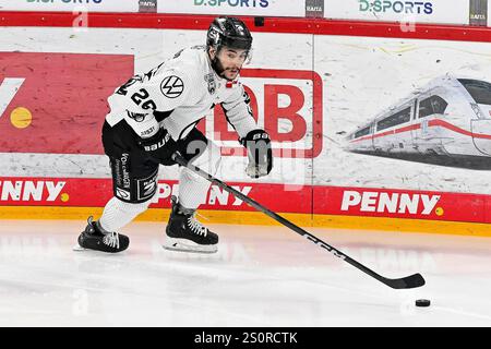 Eishockey DEL - 24/25 - 31. Spieltag : Düsseldorfer EG vs Grizzlys Wolfsburg AM 28.12.2024 im PSD Bank Dome in Düsseldorf Wolfsburgs Phil Varone (Nr.26) Foto : osnapix Banque D'Images