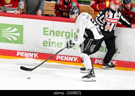 Eishockey DEL - 24/25 - 31. Spieltag : Düsseldorfer EG vs Grizzlys Wolfsburg AM 28.12.2024 im PSD Bank Dome in Düsseldorf Wolfsburgs Björn Krupp (Nr.5) Foto : osnapix Banque D'Images