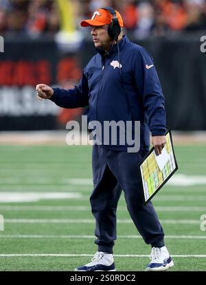 Cincinnati, États-Unis. 28 décembre 2024. L'entraîneur-chef des Broncos de Denver, Sean Payton, réagit à ses équipes qui jouent pendant la deuxième moitié de match contre les Bengals de Cincinnati au Paycor Stadium le samedi 28 décembre 2024, à Cincinnati, Ohio. Photo de John Sommers II/UPI crédit : UPI/Alamy Live News Banque D'Images
