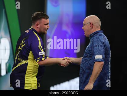 Alexandra Palace, Londres, Royaume-Uni. 28 décembre 2024. 2024/25 PDC Paddy Power World Darts Championships Day 11 ; Ian White félicite Luke Littler Credit : action plus Sports/Alamy Live News Banque D'Images