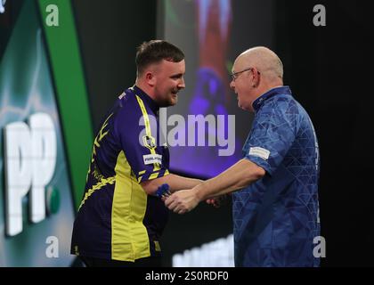 Alexandra Palace, Londres, Royaume-Uni. 28 décembre 2024. 2024/25 PDC Paddy Power World Darts Championships Day 11 ; Ian White félicite Luke Littler Credit : action plus Sports/Alamy Live News Banque D'Images