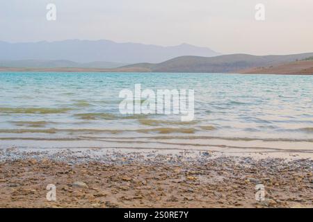 Voici la rive d'une rivière qui traverse différents pâturages, déserts et villes. C'est un banc de sable de cette rivière et j'adore ce pacifiste. Banque D'Images