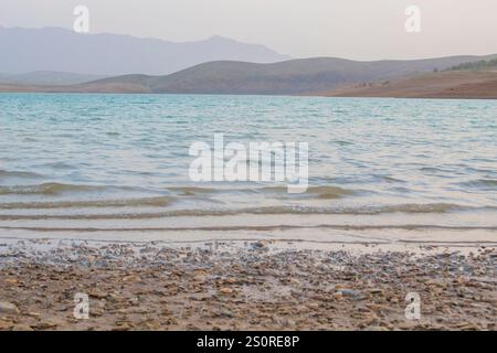 Voici la rive d'une rivière qui traverse différents pâturages, déserts et villes. C'est un banc de sable de cette rivière et j'adore ce pacifiste. Banque D'Images