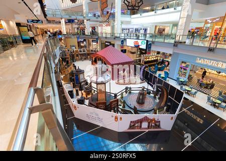 Abu Dhabi, eau - 22 mars 2023 : vue intérieure du centre commercial Abu Dhabi. C'est un centre commercial dans le centre d'Abu Dhabi, aux Émirats arabes Unis. Banque D'Images