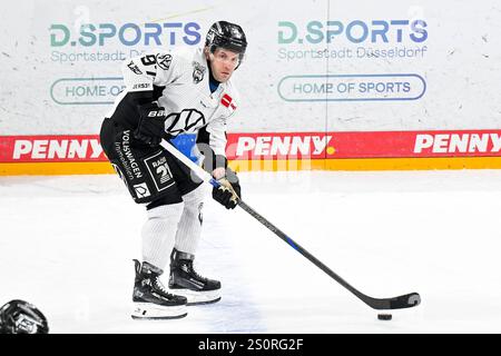 Eishockey DEL - 24/25 - 31. Spieltag : Düsseldorfer EG vs Grizzlys Wolfsburg AM 28.12.2024 im PSD Bank Dome in Düsseldorf Wolfsburgs Matthew White (Nr.97) Foto : osnapix Banque D'Images