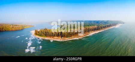 Vue panoramique aérienne de la plage de Querim et de la rivière Terekhol. Arambol Beach est une plage publique située dans le nord de Goa en Inde. Banque D'Images