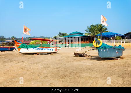 Agonda, Inde - 26 janvier 2023 : bateaux à la plage d'Agonda. Agonda Beach est une plage publique située près de la célèbre plage de Palolem dans le sud de Goa à Indi Banque D'Images