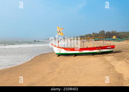 Agonda, Inde - 26 janvier 2023 : bateaux à la plage d'Agonda. Agonda Beach est une plage publique située près de la célèbre plage de Palolem dans le sud de Goa à Indi Banque D'Images