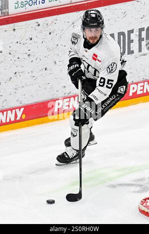 Eishockey DEL - 24/25 - 31. Spieltag : Düsseldorfer EG vs Grizzlys Wolfsburg AM 28.12.2024 im PSD Bank Dome in Düsseldorf Wolfsburgs Fabio Pfohl (Nr.95) Foto : osnapix Banque D'Images