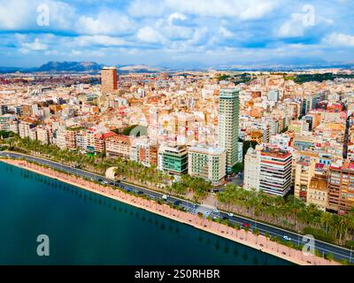 Vue panoramique aérienne du centre-ville d'Alicante. Alicante est une ville de la région de Valence, en Espagne. Banque D'Images