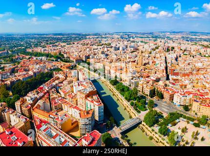 Vue panoramique aérienne du centre-ville de Murcia. Murcia est une ville dans le sud-est de l'Espagne. Banque D'Images