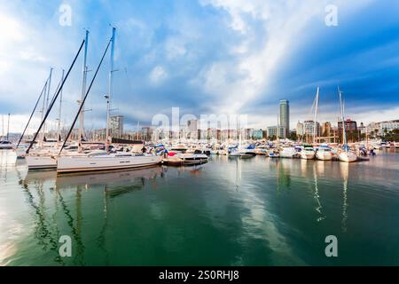 Port de plaisance du Port d'Alicante avec bateaux et yachts. Alicante est une ville de la région de Valence, en Espagne. Banque D'Images