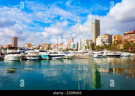 Port de plaisance du Port d'Alicante avec bateaux et yachts. Alicante est une ville de la région de Valence, en Espagne. Banque D'Images