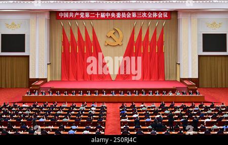 (241229) -- BEIJING, Dec. 29, 2024 (Xinhua) -- la troisième session plénière du 20e Comité central du Parti communiste chinois (PCC) est présidée par le Bureau politique du Comité central du PCC à Beijing, capitale de la Chine. La séance plénière s'est tenue du 15 au 18 juillet 2024. Top 10 des événements d'actualité en Chine de 2024 4. Le plénum clé du CPC déploie de nouvelles mesures de réforme globale la troisième session plénière du 20e Comité central du CPC s'est tenue à Beijing du 15 au 18 juillet. La réunion politique clé a adopté une résolution sur l'approfondissement de la réforme globale pour faire progresser la Chine Banque D'Images